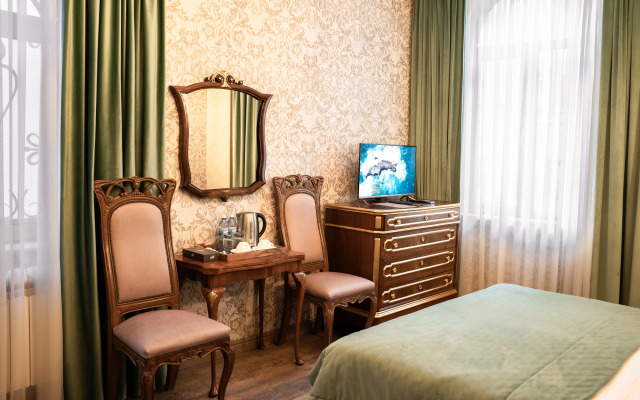 West Inn Palace Hotel