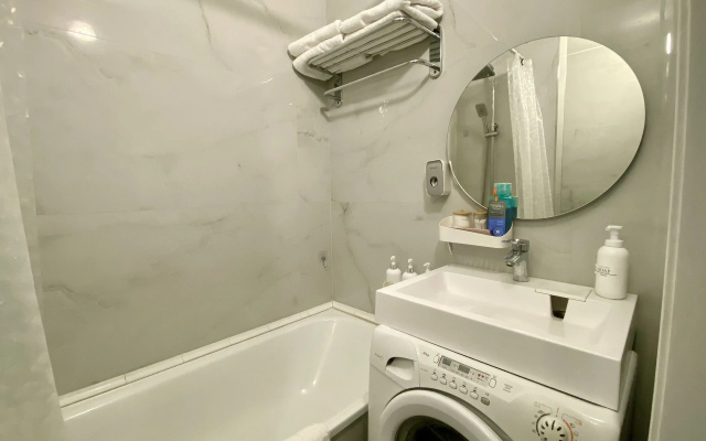 Апартаменты Горное Озеро Центр у Реки Гостиная 30 м², Спальня 25 м², Балкон, 2 кровати, Smart TV 85''