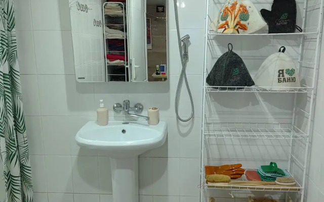 Частный дом с баней и пирсом на берегу пруда