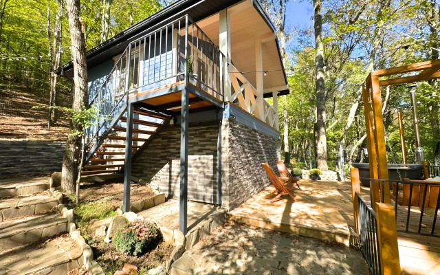 Частный дом с чаном в лесу