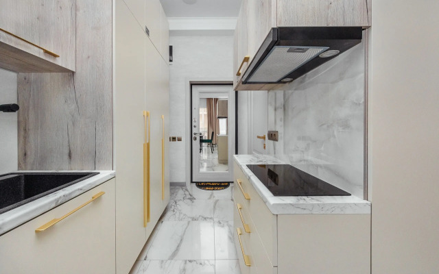 V Siriuse, studiya Flat