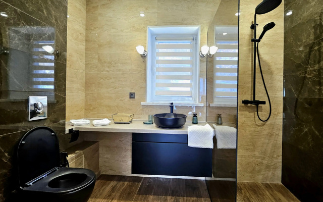 Dom s Basseynom i Plyazhem v sele Andreevka Chalet