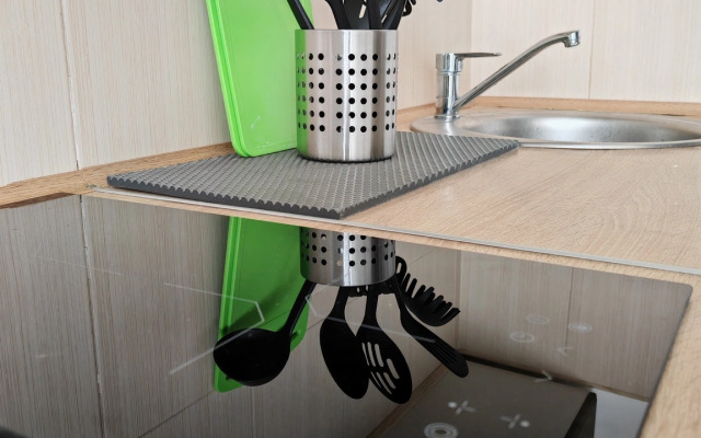 Квартира с диваном на кухне и балконом на Байбакова 2