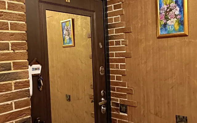 Uyutnaya dvukhkomnatnaya s konditsionerom Ermitazh Flat