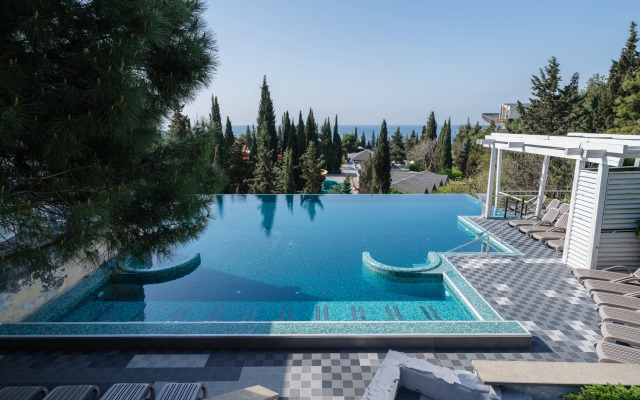 Yalta-Intourist Hotel