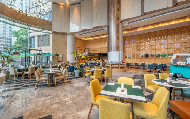 Holiday Inn Shanghai Nanjing Road - Image 4