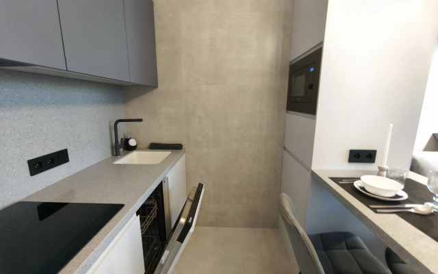 Stilnaya dvukhkomnatnaya kvartira s bolshoy terrasoy i vidom na more Flat