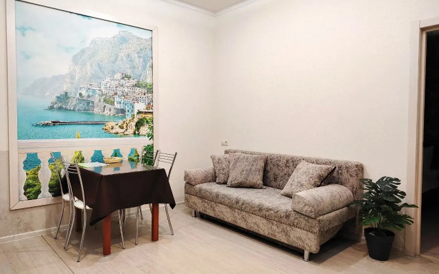 Na tsokol'nom etazhe spasayushchiye ot zhary s kukhonnoy zonoy Flat