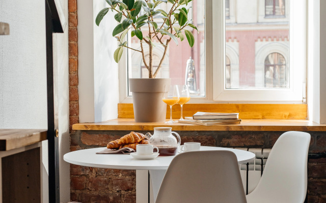 Апартаменты ApartH c окном на задний дворик