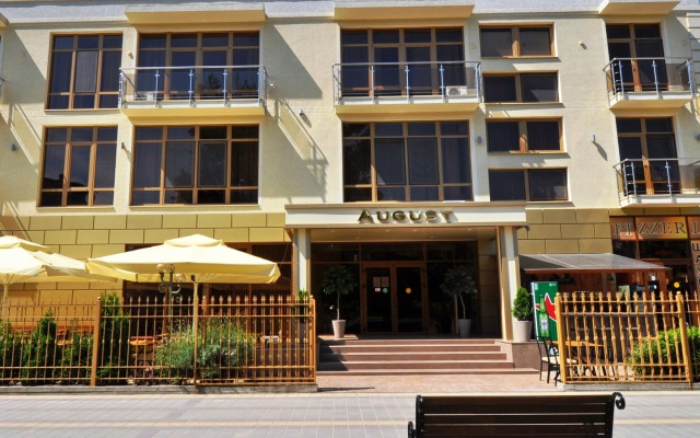 AUGUST Na Pionerskom Guest house