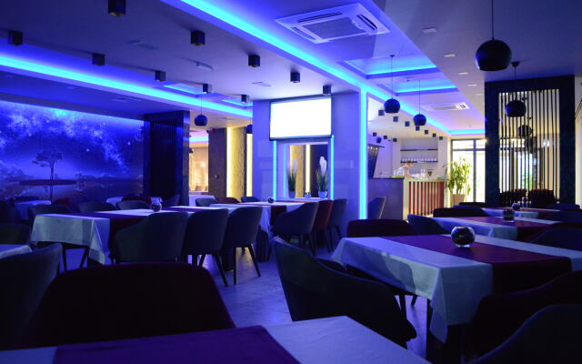 River Hotel