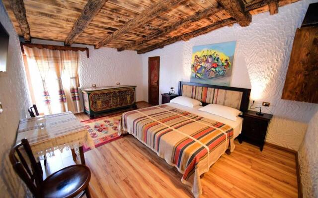 Tradita Geg & Tosk Hotel