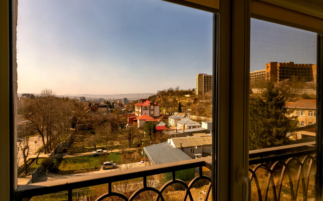 Апартаменты Лира от Ирины Савельевой + С красивым видом на Боргустанский хребет + У входа в верхний Курортный парк + Релакс 150%!