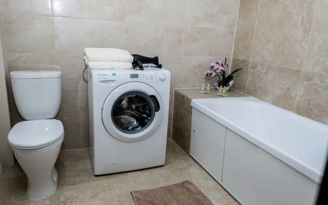 Dvukhkomnatnaya S Vidom Na Lavru Flat