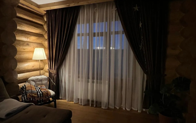 Uyutny dom v lesu u reki Private house