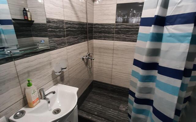 Trekhkomnatnaya Kvartira V Tsentre Na Poptsova