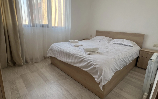 Квартира A two-bedroom apartment with a living room and a balcony in the city center.