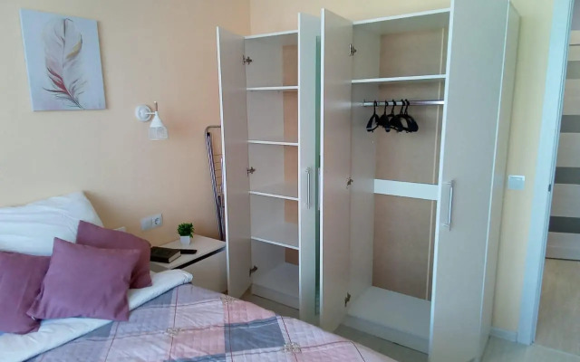 Uyutnaya yevrodvushka s vidom na Onezhskoye ozero Flat