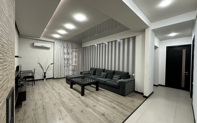 3-komn. ryadom s restoranom DIMOND, DI8210 Flat