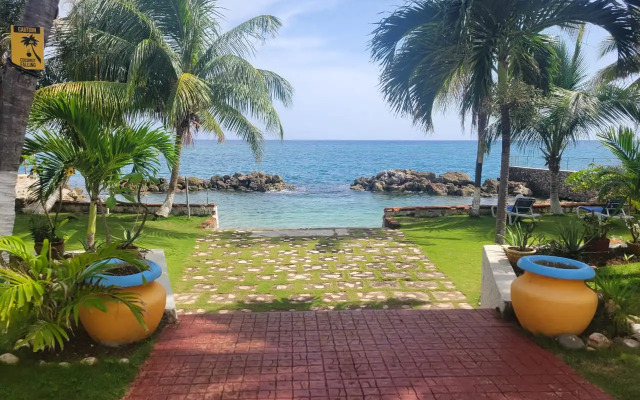 Chrisanns Beach Resort Apartments