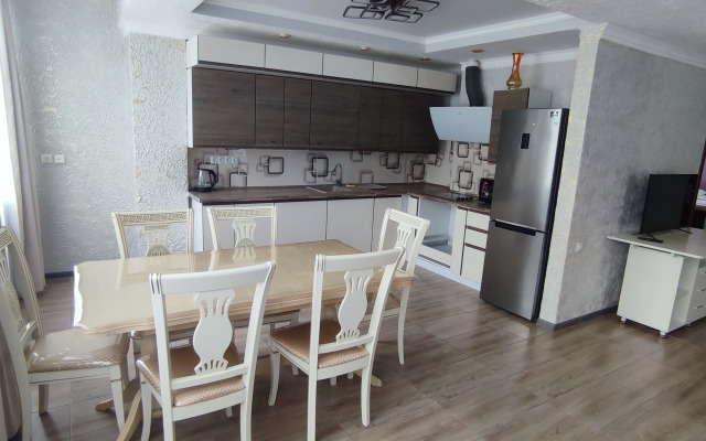 Uyutnaya Kvartira s Panoramnym Vidom Flat