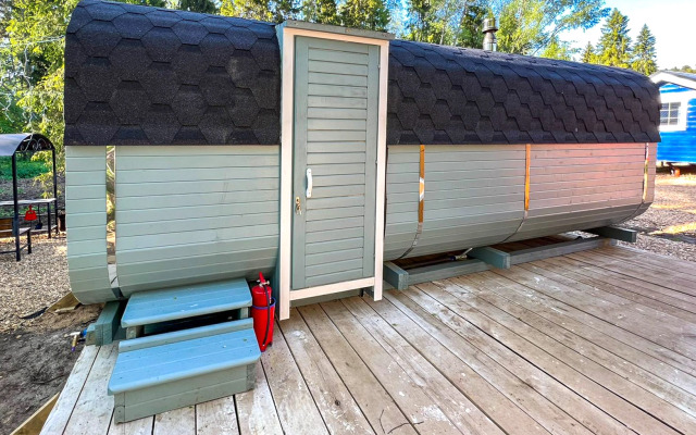 Siniy Domik V Lesu Na Zhivopisnoy Ulitse Glamping