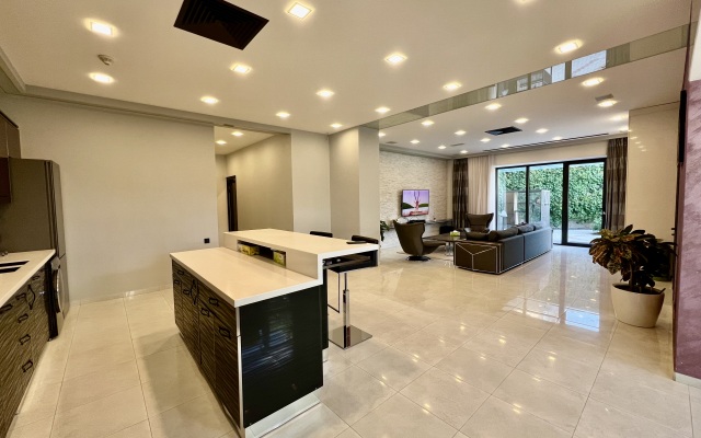 Luxury Villa With Pool and Jacuzzi