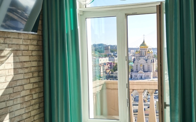 Апартаменты с балконом и видом на Золотой мост