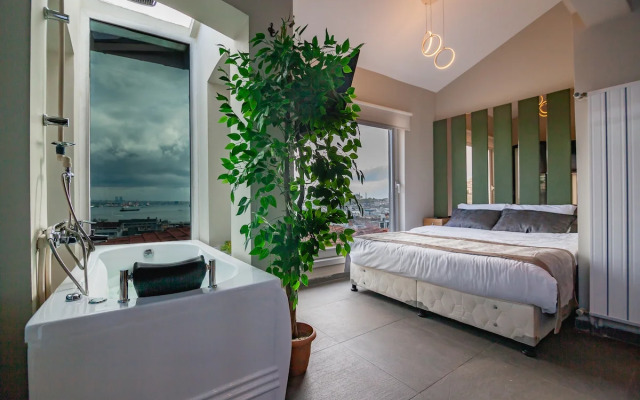 Jacuzzi across Bosphorus Apartments