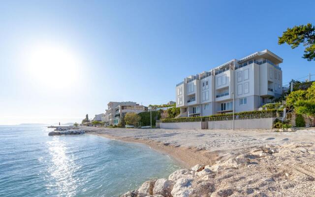 Spacious Beachfront Apartments Tanita