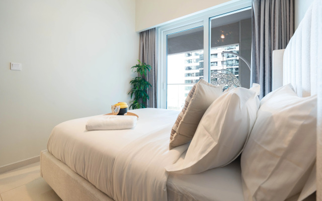 Keyrock Chic 2BR Escape Pool & Lake View Apartments