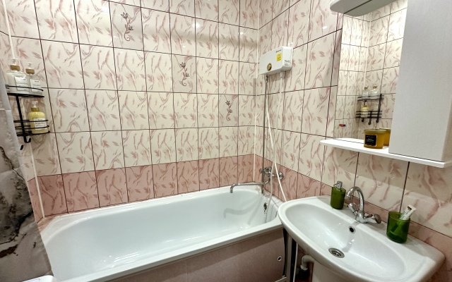 v novostroyke ryadom s khramom Vozneseniya Gospodnya Apartments