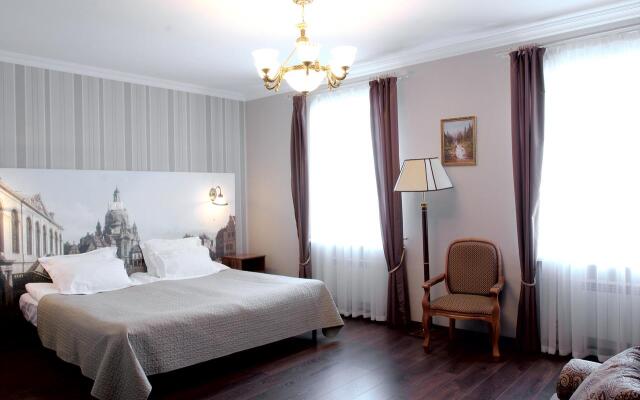 1913 Year Hotel