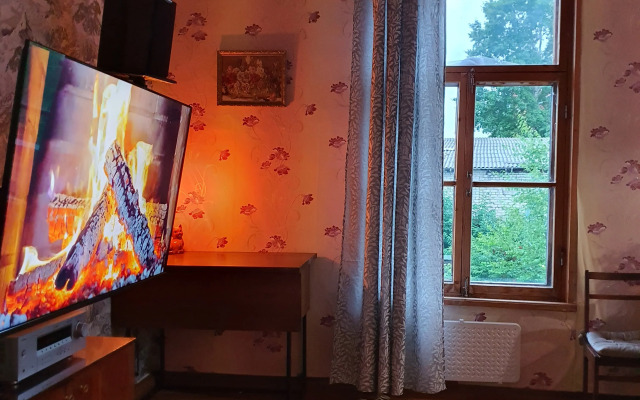 V Starinnom Osobnyake  voskresenskaya - Pamyatnik Provintsialnogo Klassitsizma Flat