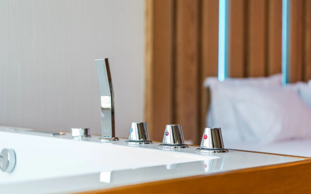 Marina Luxury Suites 101 Jacuzzi Apartments