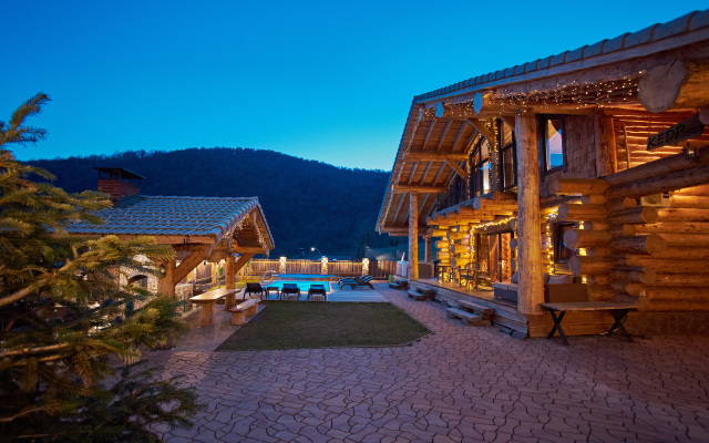 Kedr 750, 6 spalen, 15 gostej s Bassejnom i Banej Chalet