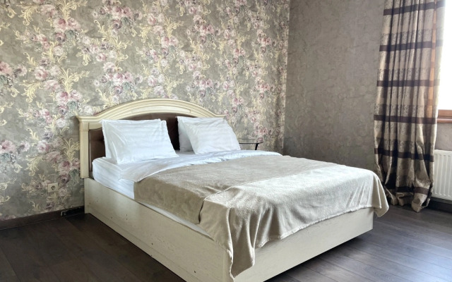 Prostornaya Yevro-Tryoshka U Metro (1) Apartment