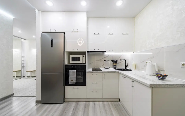 Квартира с Просторной Лоджией с Витражным Остеклением