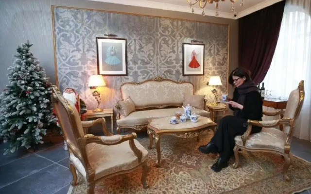 West Inn Palace Hotel