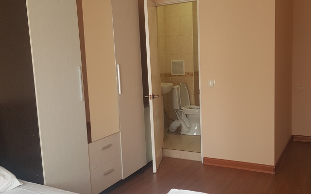 Larisa Guest House