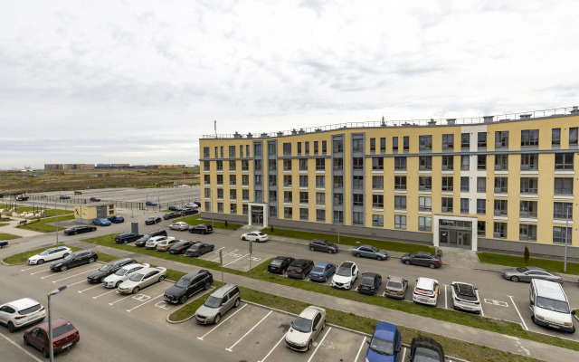 Uyutnaya dizaynerskaya studiya ryadom s Ekspoforumom Spb Flat