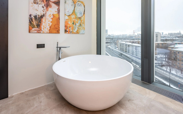 Апартаменты Neva Towers c ванной у окна