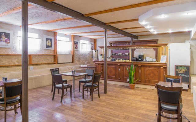 RA on Ryibinskaya 7 Guest House