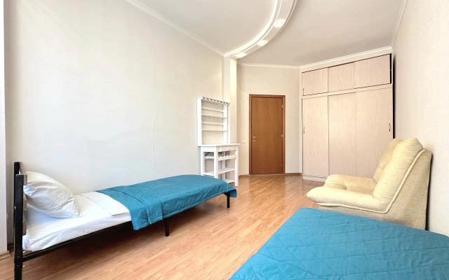 Chetyrekhkomnatnaya v Centre na Ostrovskogo Flat