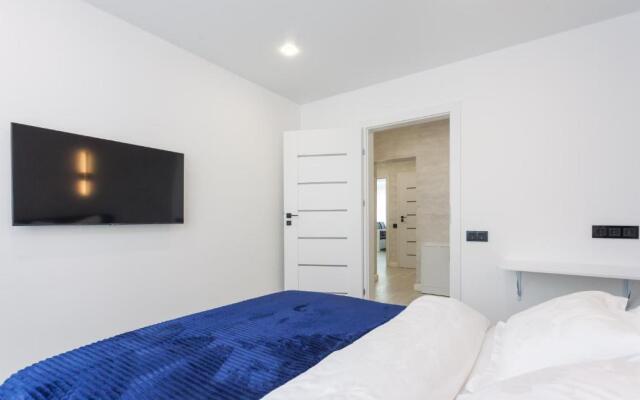Tryohkomnatnyj Lyuks, centr, ploshchad' Pobedy, CHernyahovskogo 10A, Kolibri#10A Apartments