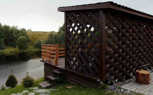 Частный дом у реки