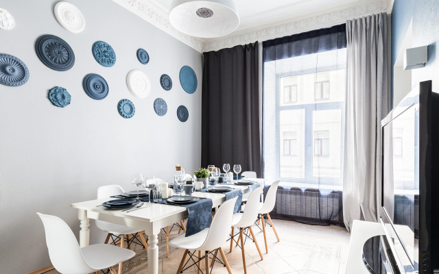 Апартаменты Avenue 180 кв.м с видом на Большую Конюшенную Улицу и Церковь Петра и Павла