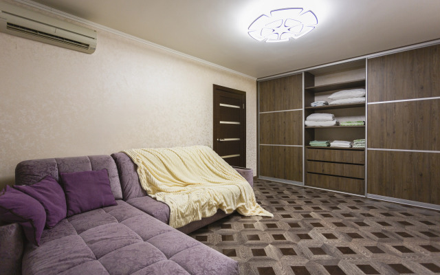 Uyutnaya okolo metro s kuhnej i balkonom Flat