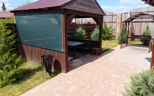 Частный дом с камином у реки