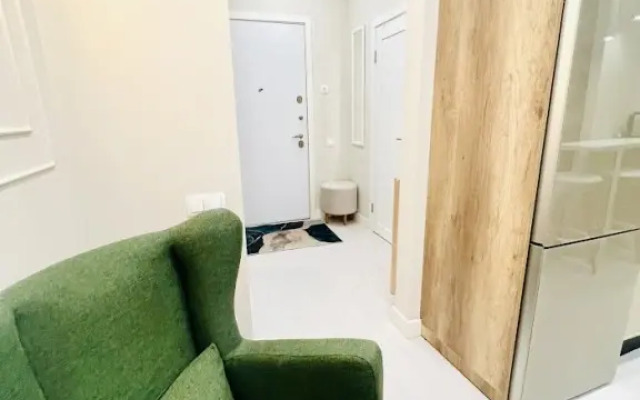 Svetlaya s dizajnerskim remontom okolo metro Apartment